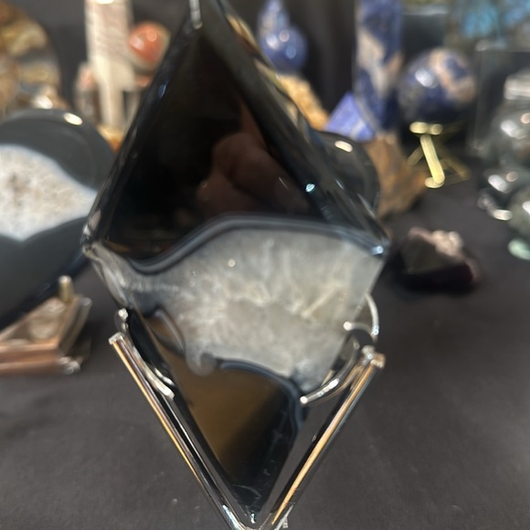 Medium-size diamond shaped black banded, agate with quartz and stand - Picture 4 of 5